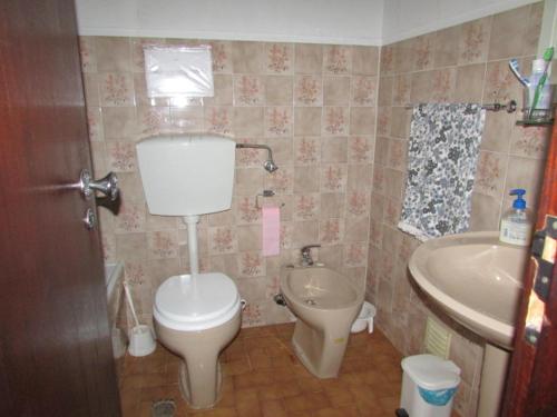 een badkamer met een toilet en een wastafel bij Casa 61C -1º - Monte Fino - Monte Gordo in Vila Real de Santo António