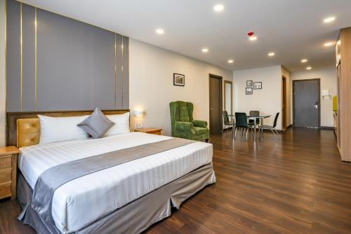 Ein Bett oder Betten in einem Zimmer der Unterkunft Emerald Central