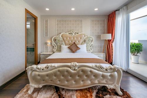 Ein Bett oder Betten in einem Zimmer der Unterkunft Emerald Central
