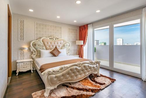 Ein Bett oder Betten in einem Zimmer der Unterkunft Emerald Central