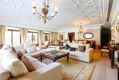 Posezení v ubytování Zabeel Saray Royal Residences Lagoon Villa