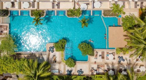 Swimmingpoolen hos eller tæt på Horizon Karon Beach Resort & Spa