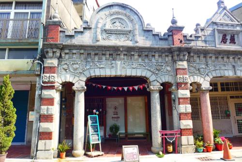 un vieux bâtiment avec une arche dans une ville dans l'établissement Sinnan12 Homestay, à Daxi