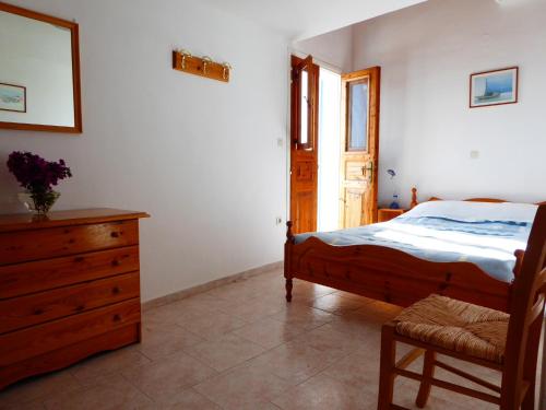 1 dormitorio con 1 cama, vestidor y ventana en Villa Yorgos, en Halki