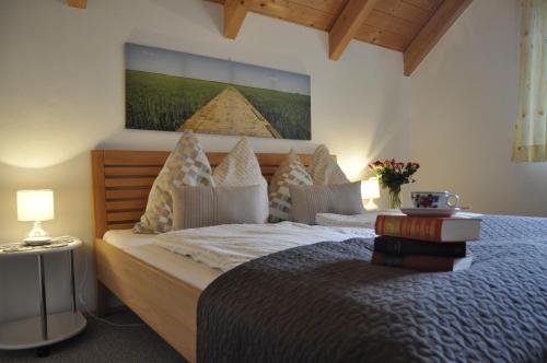 Un pat sau paturi într-o cameră la Ferienhaus Manuela
