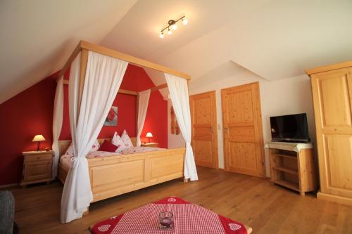 Giường trong phòng chung tại Obst & Gästehof Brandl