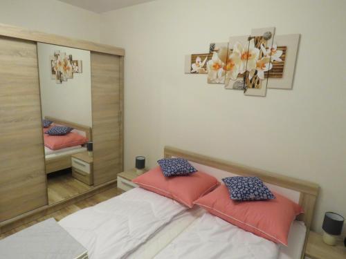 ein Schlafzimmer mit einem Bett und einem großen Spiegel in der Unterkunft Bliżej Morza u Jacka z garażem in Kołobrzeg