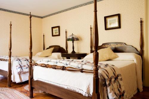 Un pat sau paturi într-o cameră la Winter Clove Family Inn