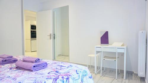 Postel nebo postele na pokoji v ubytování Central, Bright Apt in Athens near Metro