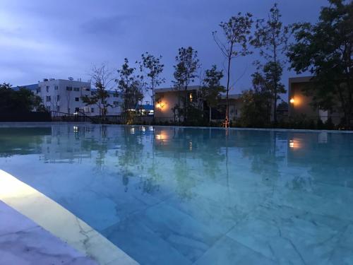 an empty swimming pool at night at The Residence Thepkanjana in Ban Khlong Krathum Baen