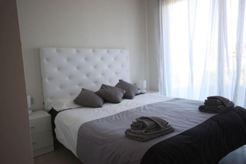 ein Schlafzimmer mit einem großen Bett mit zwei Handtüchern darauf in der Unterkunft Casa Nimajas in Vera
