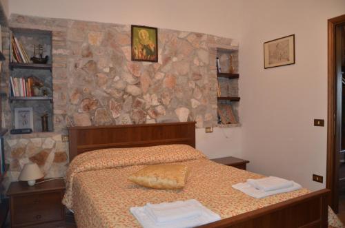 Tempat tidur dalam kamar di B&B La Terrazza Del Subasio
