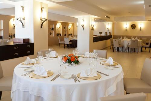 En restaurant eller et andet spisested på Hotel Tropis