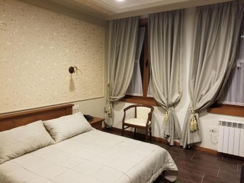 מיטה או מיטות בחדר ב-Vila Sigal Pogradec