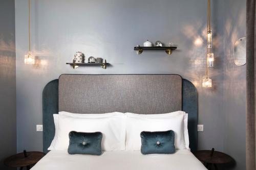 Postel nebo postele na pokoji v ubytování Hôtel Eiffel Saint Charles