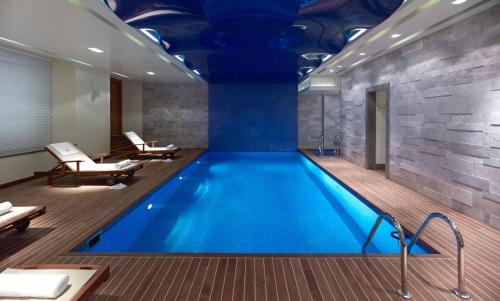 een zwembad in een hotelkamer bij Pera Palace Hotel in Istanbul