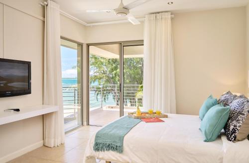 En eller flere senger på et rom på Bon Azur Beachfront Suites & Penthouses by LOV