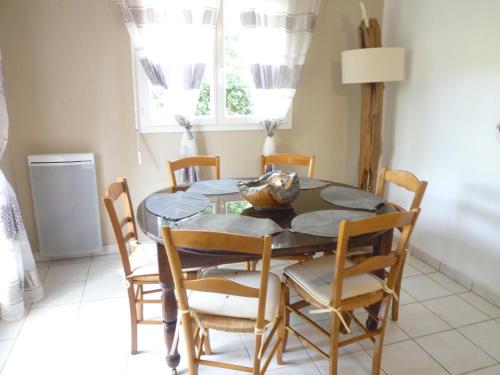 une salle à manger avec une table et des chaises dans l'établissement 18 Résidence Parc de la Dune, à Lacanau