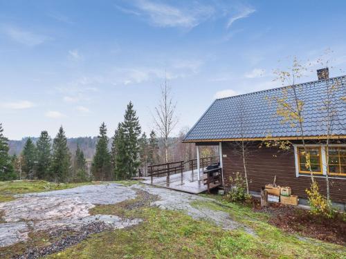 eine Blockhütte mit einer Veranda und einer Terrasse in der Unterkunft Holiday Home Dominus by Interhome in Böle