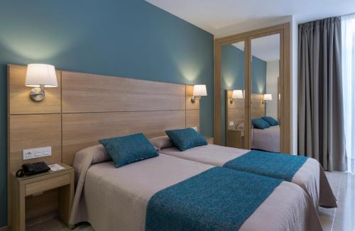Postel nebo postele na pokoji v ubytování Hotel Sur Málaga