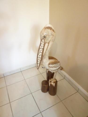 eine Statue eines Vögels auf dem Boden in der Unterkunft 18 Résidence Parc de la Dune in Lacanau