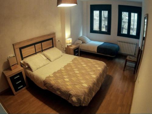 1 dormitorio con 1 cama y 1 silla en Casa Bubi, en Soria
