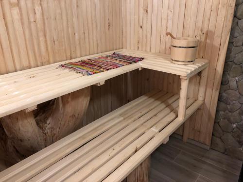 a wooden sauna with a table and a pot on it at ГУЦУЛЬСЬКА ХАТА in Yasinya