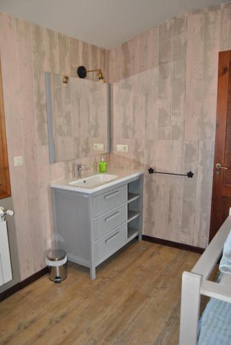 a bathroom with a white sink and a mirror at Casa Loisiana in O Pino 