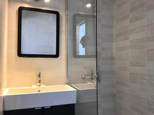 bagno con lavandino e doccia in vetro di Sunny Studio Lanzarote a Charco del Palo