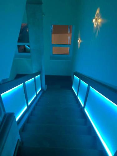 una fila de luces azules en una habitación en SOKOLOVNA TRUTNOV en Trutnov