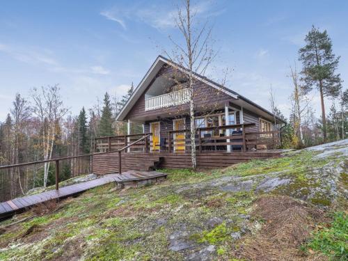 uma casa de madeira numa colina na floresta em Holiday Home Dominus by Interhome em Böle
