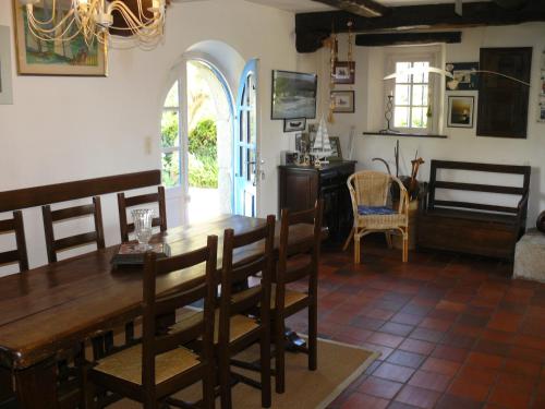 une salle à manger avec une table et des chaises en bois dans l'établissement GWEVAZIG - Maison de Pays, Jardin Clos - S22, à Saint-Philibert