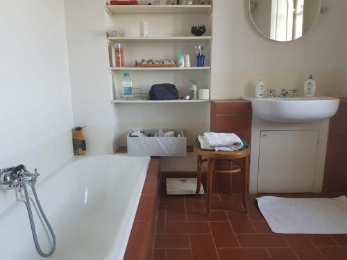 シエナにあるvilla montalcino palazzina castelverdelliのバスルーム(バスタブ、シンク、鏡付)