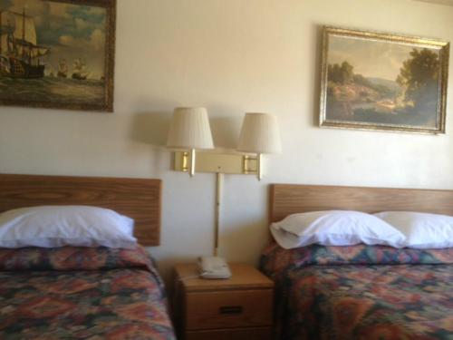 Economy Inn Alamogordoにあるベッド