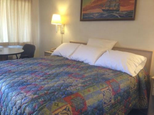 Economy Inn Alamogordoにあるベッド