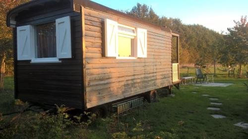 Pipowagen Elsebein Groningen Westerwolde unieke ligging met eigen tuin en vrij uitzicht over veld naar natuurgebiedにある庭