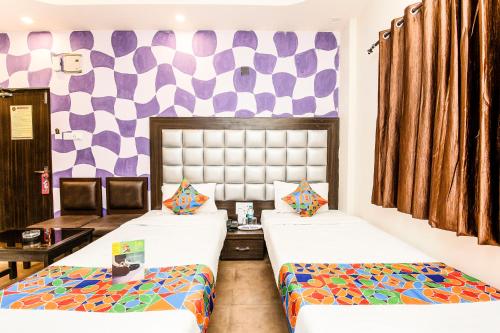 Postel nebo postele na pokoji v ubytování FabHotel De Sivalika - 500m from Belur Math