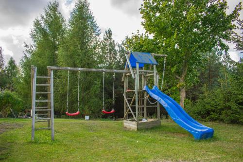 een speeltuin met een blauwe glijbaan en een ladder bij Agroturystyka na Kaszubach in Lipnica