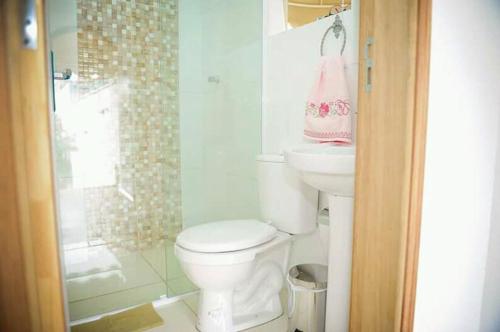 y baño con aseo, lavabo y ducha. en Residencial Aconchego, en Socorro