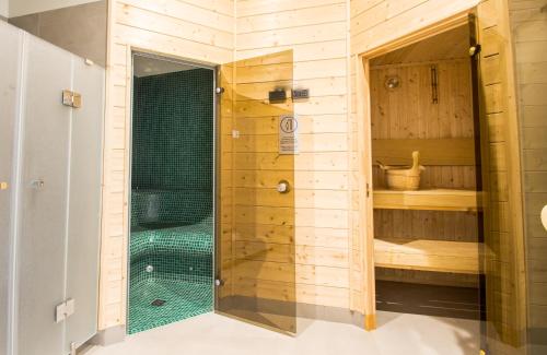 Et badeværelse på Grand Apartments - Apartments SPA Waterlane Island