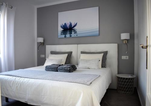 プエルト・デル・カルメンにあるBungalow DALAI - Pool view- Good wifiのベッドルーム1室(大きな白いベッド1台、枕2つ付)