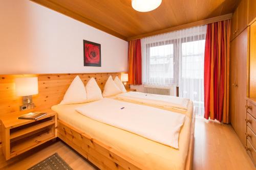 a bedroom with a bed and a window at Gästehaus Haffner in Zell am See