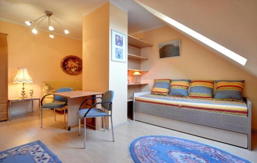 una camera da letto con un letto, un tavolo e delle sedie di Żółty Apartament Sun Seasons 24 w Karpaczu z Balkonem by Noclegi Renters a Karpacz