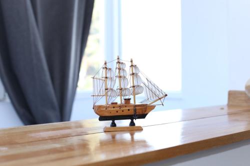 a small wooden ship sitting on a table at Robert 's apartament in Ploieşti