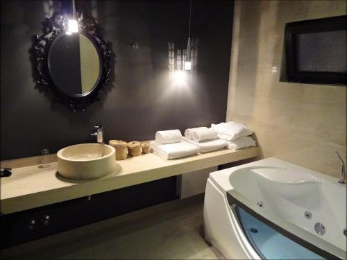 Koupelna v ubytování Prytaneio Design Hotel