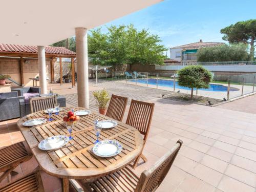 Bazén v ubytovaní Holiday Home Dorian by Interhome alebo v jeho blízkosti