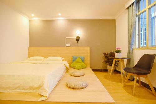 Uma cama ou camas num quarto em Guilin Cyan Box Guest House