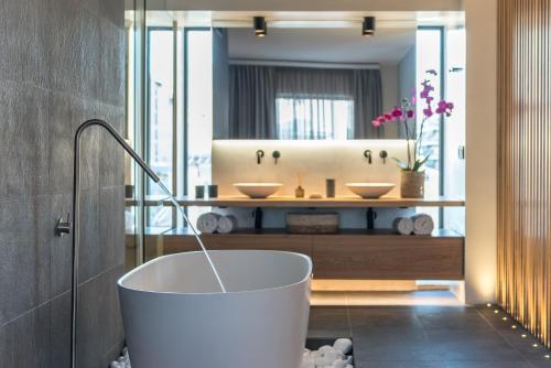 Vonios kambarys apgyvendinimo įstaigoje Hub Suites, Luxury living in Athens
