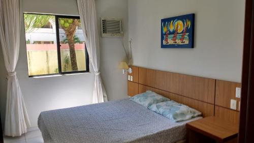 une chambre avec un lit et une fenêtre dans l'établissement FLAT VILA DO MAR, à Aquiraz