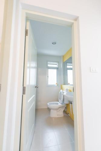 a bathroom with a toilet and a sink at Munlihouse Cha-Am Hua-Hin Beach in Cha Am